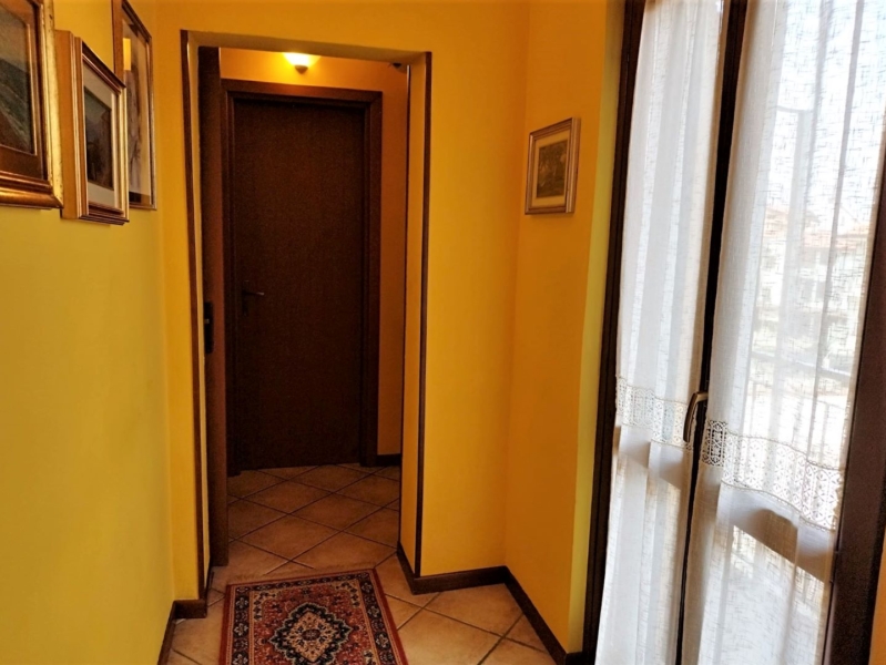 2GV000126 Vendita Trecate Trilocale 03 Disimpegno notte 00