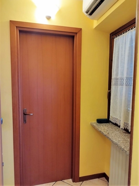 2GV000126 Vendita Trecate Trilocale 03 Disimpegno notte 02