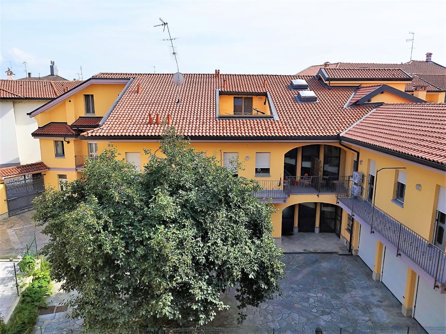2GV000126 Vendita Trecate Trilocale 12 Corte Condominiale 02