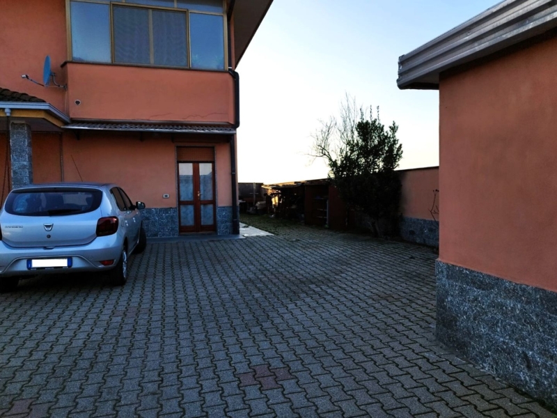 2GV000135 Vendita Appartamento 4 vani Trecate NO 99 Cortile Comune 02