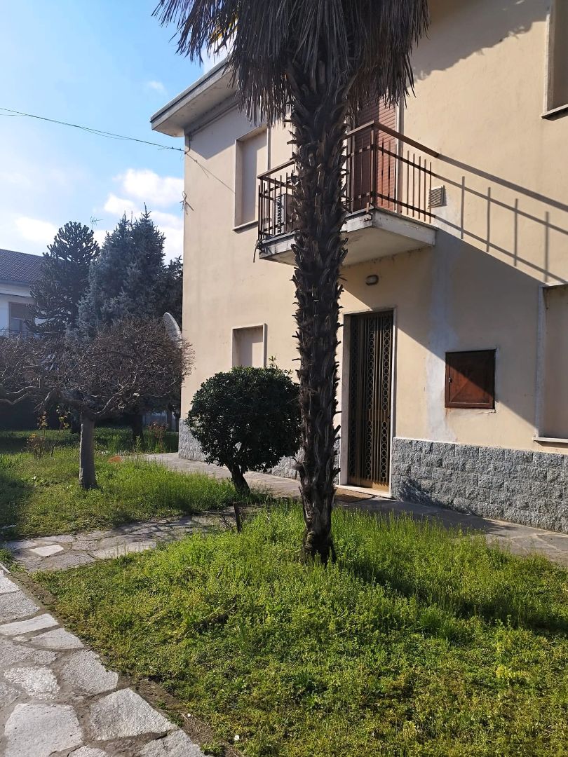 2GV000201 Vendita Villa Indipendente Trecate NO 02 Facciata Esterna Ovest 08