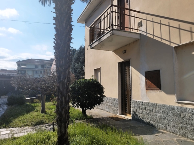 2GV000201 Vendita Villa Indipendente Trecate NO 02 Facciata Esterna Ovest 16
