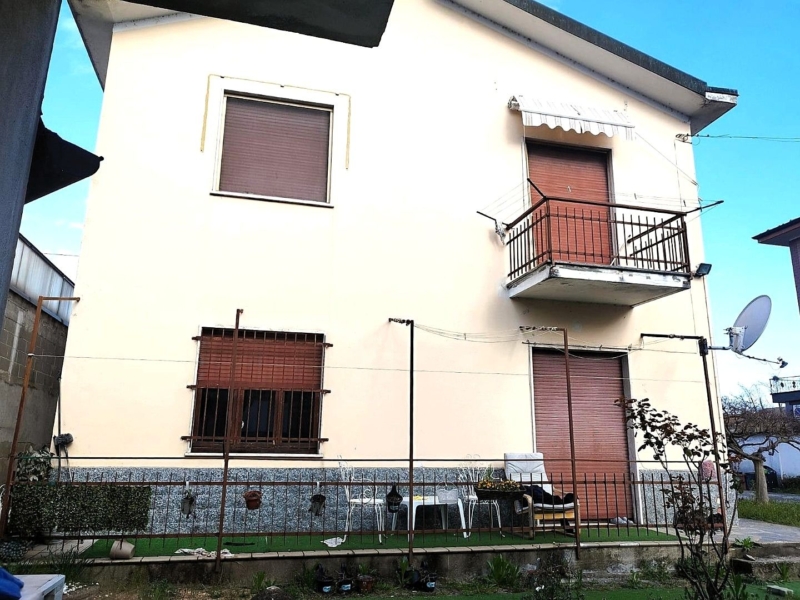 2GV000201 Vendita Villa Indipendente Trecate NO 03 Facciata Interna Nord 00